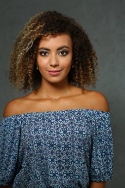 Güzel siyah kadın portre. Gri bir değer