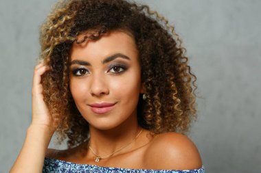 Güzel siyah kadın portre. Gri bir değer