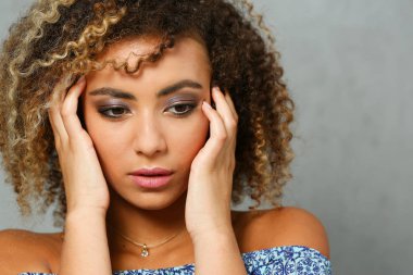 Güzel siyah kadın portre. Duygu testleri