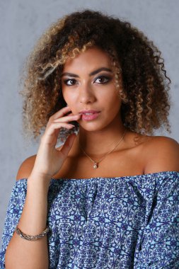 Güzel siyah kadın portre. Gri bir değer