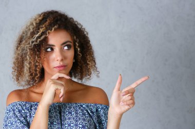 Gri bir arka plan üzerinde siyah bir kadın bir finge puan