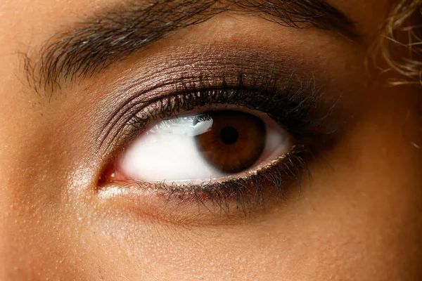 Oog van een zwarte vrouw neergeschoten grote macro schoonheid — Stockfoto