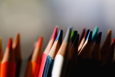 birçok farklı görüşler eğitim kavramı renkli kalemler