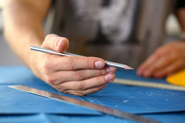 Mannenhand potlood in de hand houden. — Stockfoto