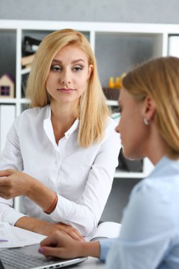 Genç çift banka memuru danışman kredi almaya çalışırken