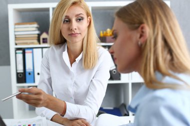 Genç çift banka memuru danışman kredi almaya çalışırken