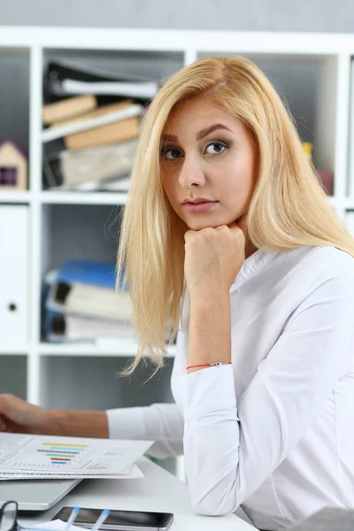 Schön lächelnde Geschäftsfrau Porträt am Arbeitsplatz — Stockfoto