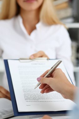Kadın Kol beyaz gömlek teklif sözleşme formunda Pano