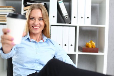 İş kadını içme kahve bir kağıttan gülümseyen