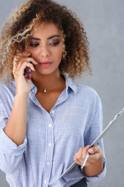 Güzel siyah kadın portre. Bir pano tutar