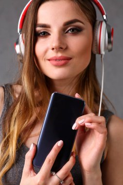 Kulaklığımda smartphone tutan kadın