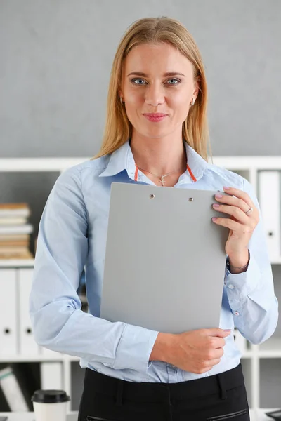 Mujer de negocios sosteniendo una tableta de escritura portapapeles — Foto de Stock