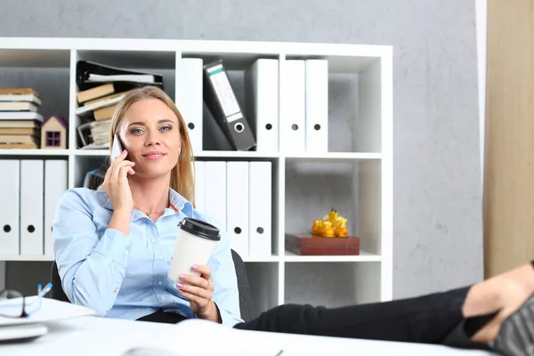 İşkadını konuşma cep telefonu gülümseyen güzel sarışın — Stok fotoğraf