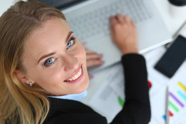 Vackert leende affärskvinna porträtt på arbetsplatsen — Stockfoto