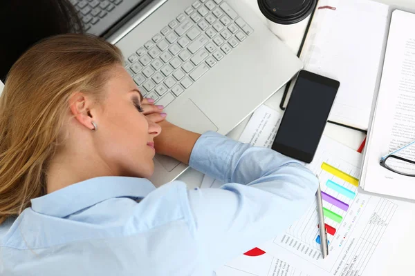 Veel werk wacht-moe en uitgeput vrouw — Stockfoto