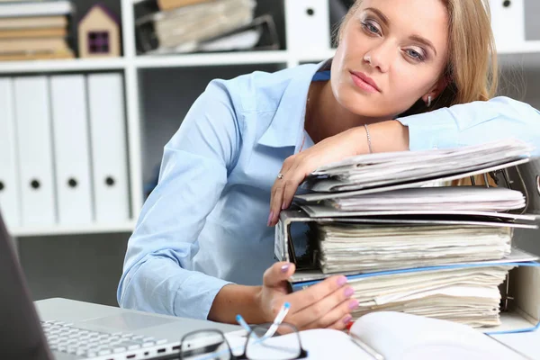 Veel werk wacht-moe en uitgeput vrouw — Stockfoto