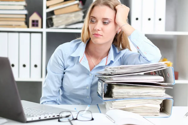 Massa arbete vänta för trött och utmattad kvinna — Stockfoto