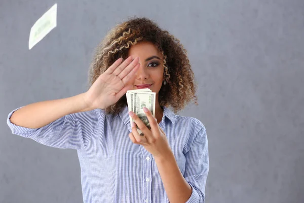 Schönes schwarzes Frauenporträt. Geldscheine verstreuen — Stockfoto