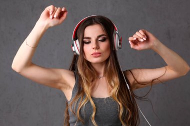 Güzel sarışın gülümseyen kadın ile