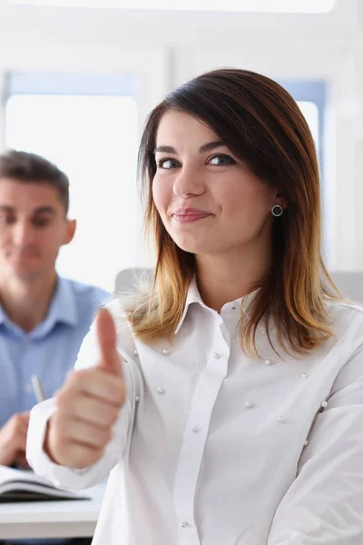 Mano femminile che mostra ok o segno di approvazione con pollice — Foto Stock