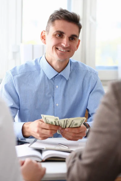 Geschäftsmann erwägt Bargeld im Büro — Stockfoto