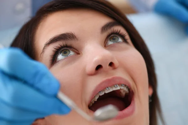 Женщина на приеме у стоматолога-мужчины осматривает — стоковое фото