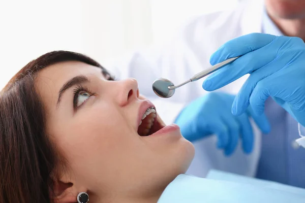 Eine Frau an der Rezeption eines männlichen Zahnarztes bei der Untersuchung — Stockfoto