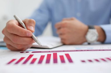 Bir grup insan kasıtlı infographics sorun üzerinde