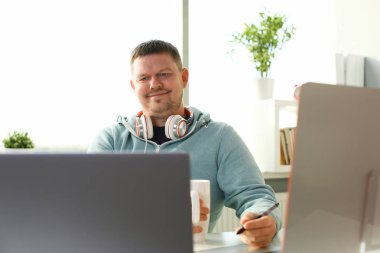 Yakışıklı gülümseyen erkek öğrenci kullanma Online