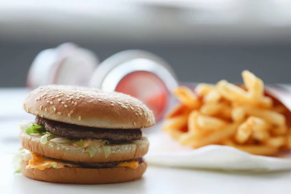 Hamburger en friet met koptelefoon — Stockfoto