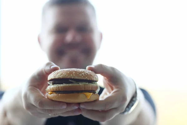 Tevreden jonge man met een hamburger — Stockfoto