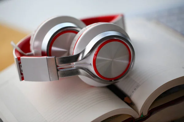 Fones de ouvido estão na mesa no escritório — Fotografia de Stock