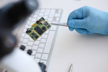 Bir çalışan bilgisayar tamir servisi