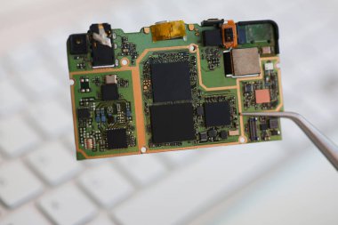 Bir çalışan bilgisayar tamir servisi