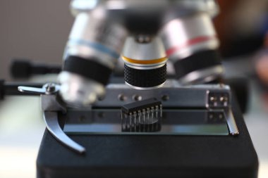 Bir çalışan bilgisayar tamir servisi