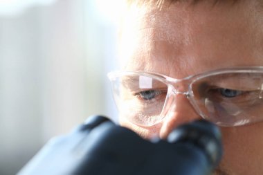 Binoküler arıyorum erkek bilim adamı