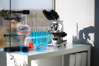 Sıvı çözüm tüp cam taşmaları