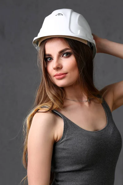 Mooie brunette meisje dragen wit helm — Stockfoto