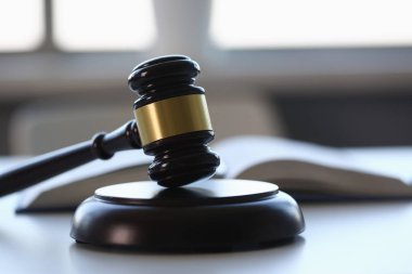 Tablo yargıç çekiç yatıyor