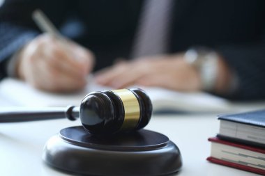 Tablo yargıç çekiç yatıyor