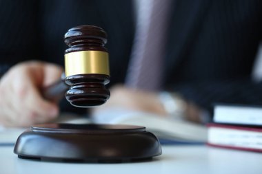 Çekiç elinde tutan Yargıç yatıyor
