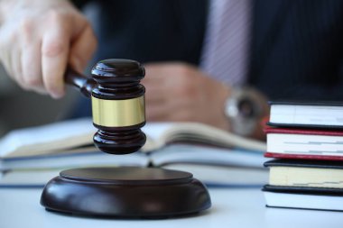 Çekiç elinde tutan Yargıç yatıyor