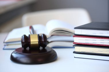 Tablo yargıç çekiç yatıyor