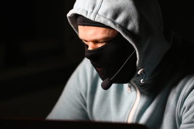 Maskeli adam tarakçı bağlantı darknet için