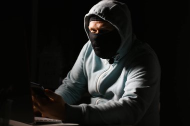 Maskeli adam tarakçı bağlantı darknet için