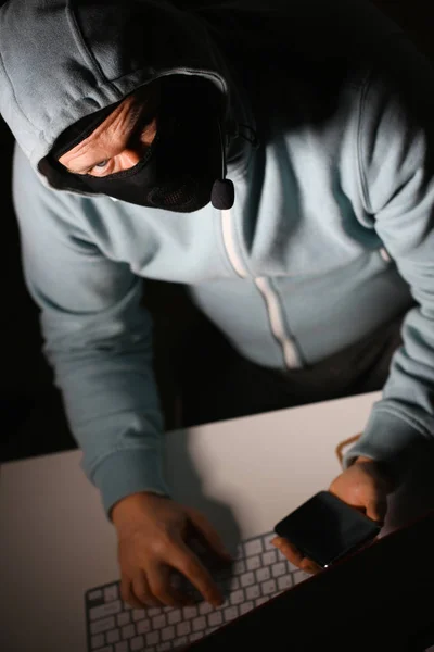 Čmelák muž v masce připojit k darknet — Stock fotografie