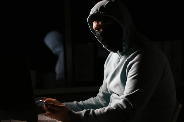 Λαναριού άνθρωπος στη μάσκα συνδεθείτε darknet — Φωτογραφία Αρχείου