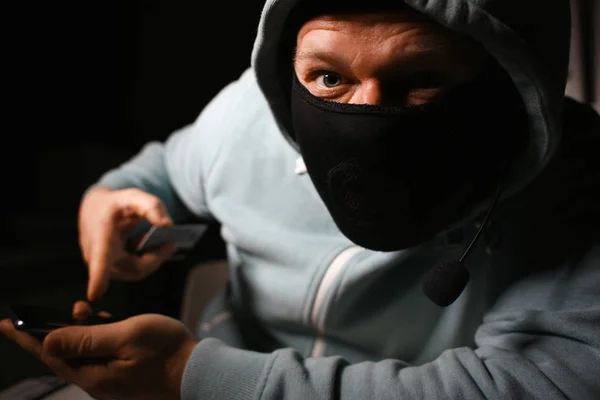 Hombre carder en máscara conectar a darknet —  Fotos de Stock