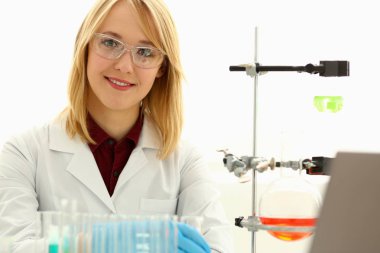 Gülümseyen güzel teknisyen kadın portre