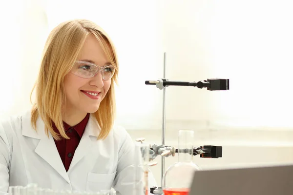 Sonriente hermosa técnica mujer retrato — Foto de Stock